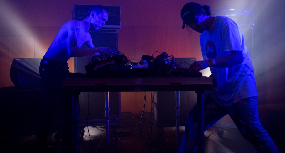 Giant Swan: Inilah Cara Saya Bermain Techno Punk Secara Live