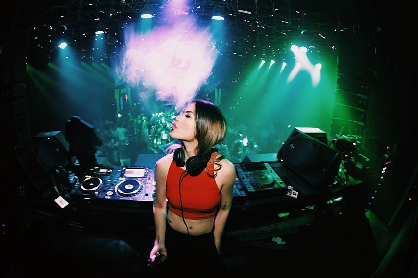 DJ Desheylla, Female DJ Sexy Berbakat Tahun Ini