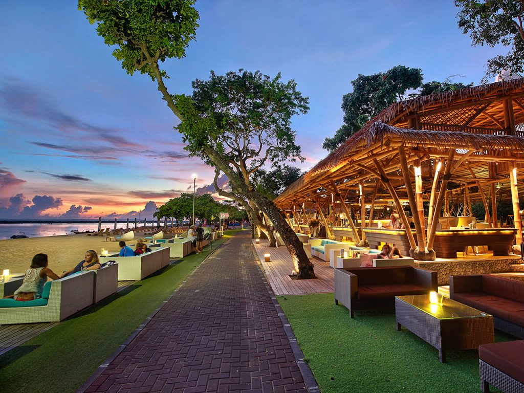 The Bamboo Bar and Lounge, Bar Unik di Pantai Sanur