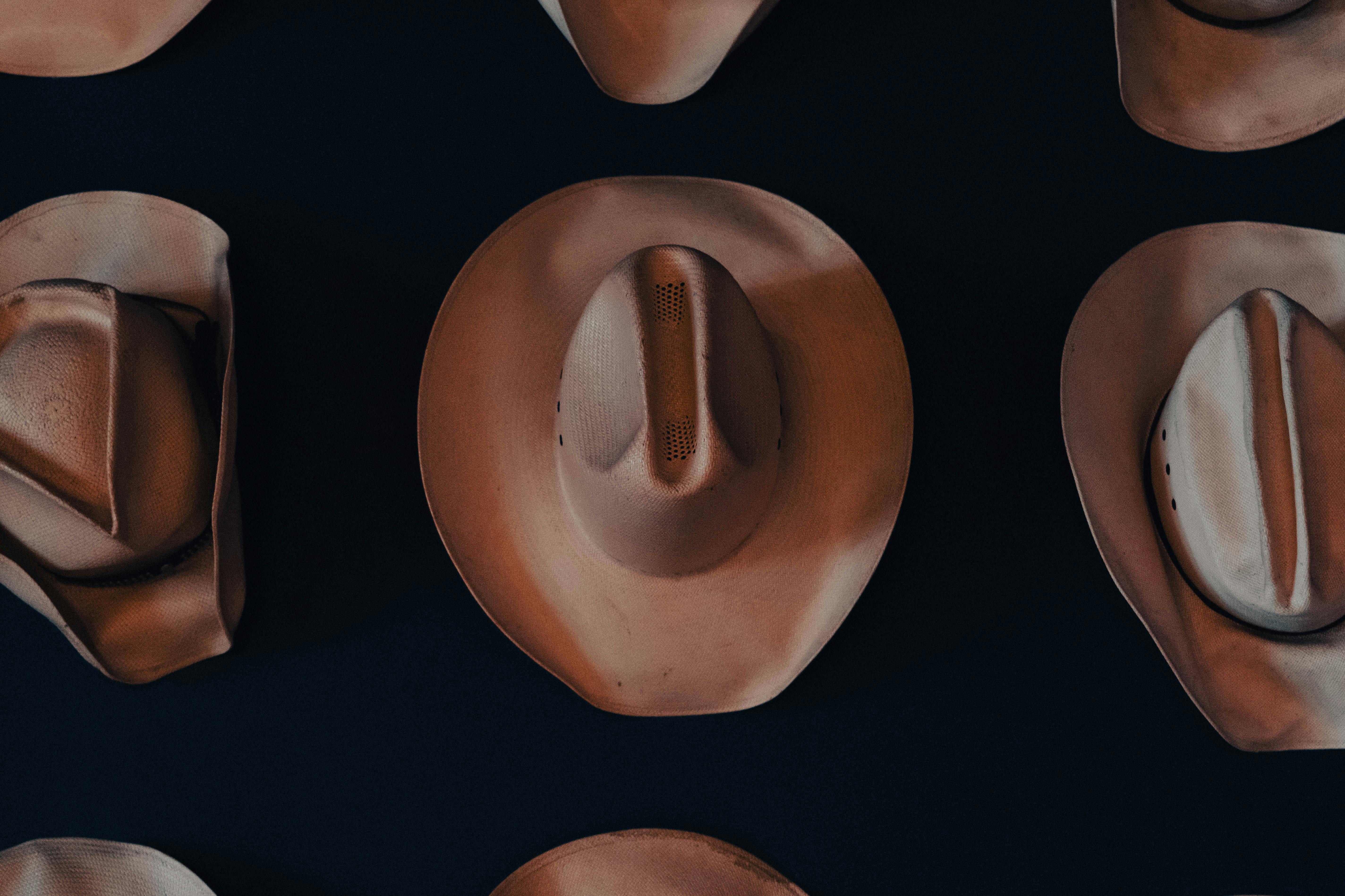 Lebih dari Sekadar Aksesori: Kisah Ikonik Topi Koboi