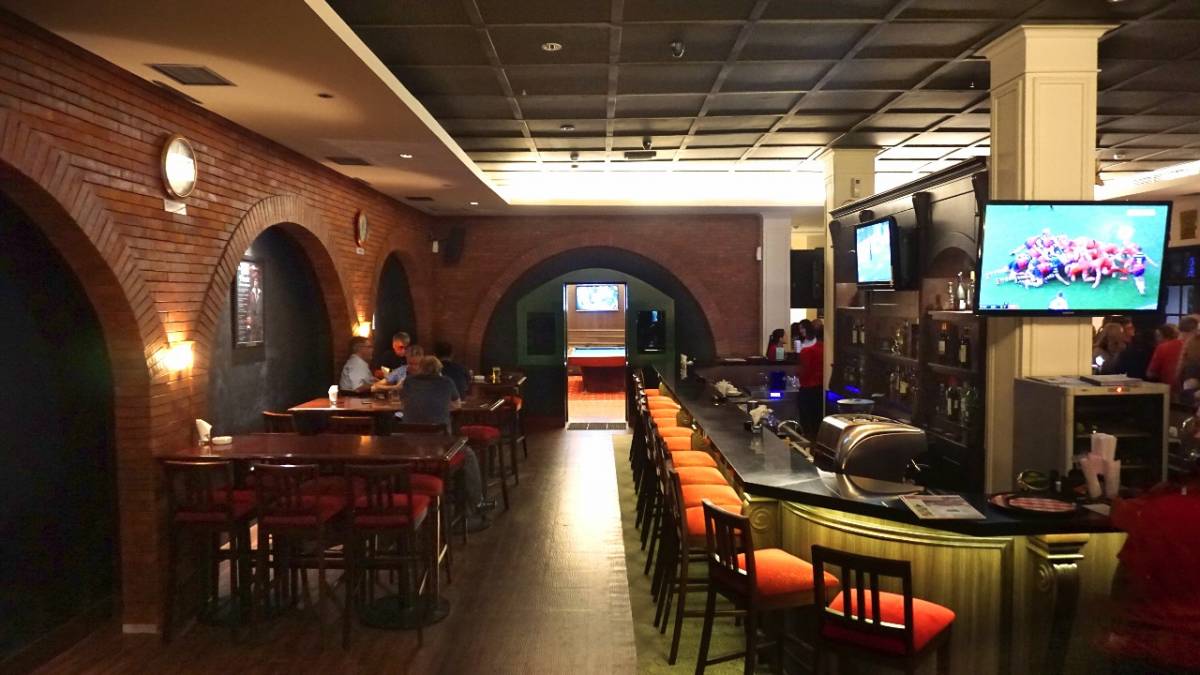 Menghabiskan Malam di Kristal Hotel Bar
