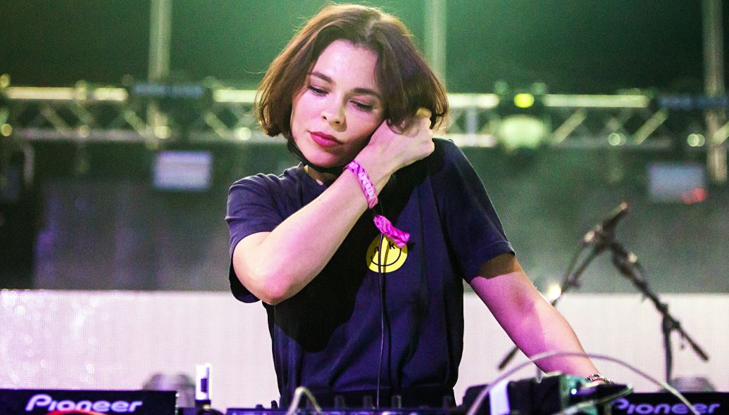Profile DJ Nina Kraviz, DJ Sekaligus Dokter Gigi Berbakat