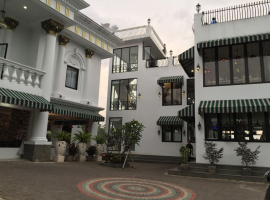 Aurora Mansion, Restoran Rooftop dengan Desain Seperti Istana