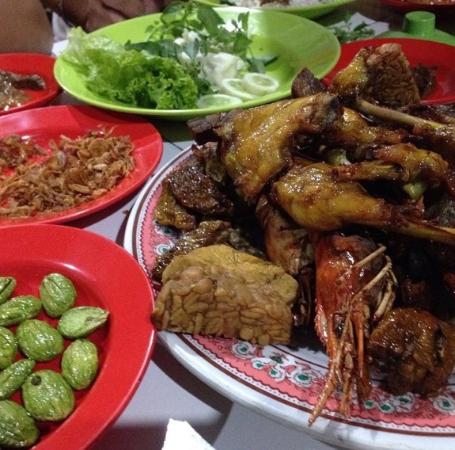 Nasi Uduk Kebon Kacang Zainal Fanani, Makannya Ketagihan Terus