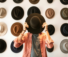 Lebih dari Sekadar Aksesori: Kisah Ikonik Topi Koboi