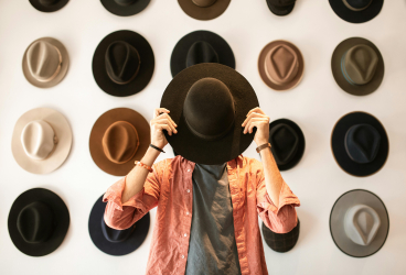 Lebih dari Sekadar Aksesori: Kisah Ikonik Topi Koboi