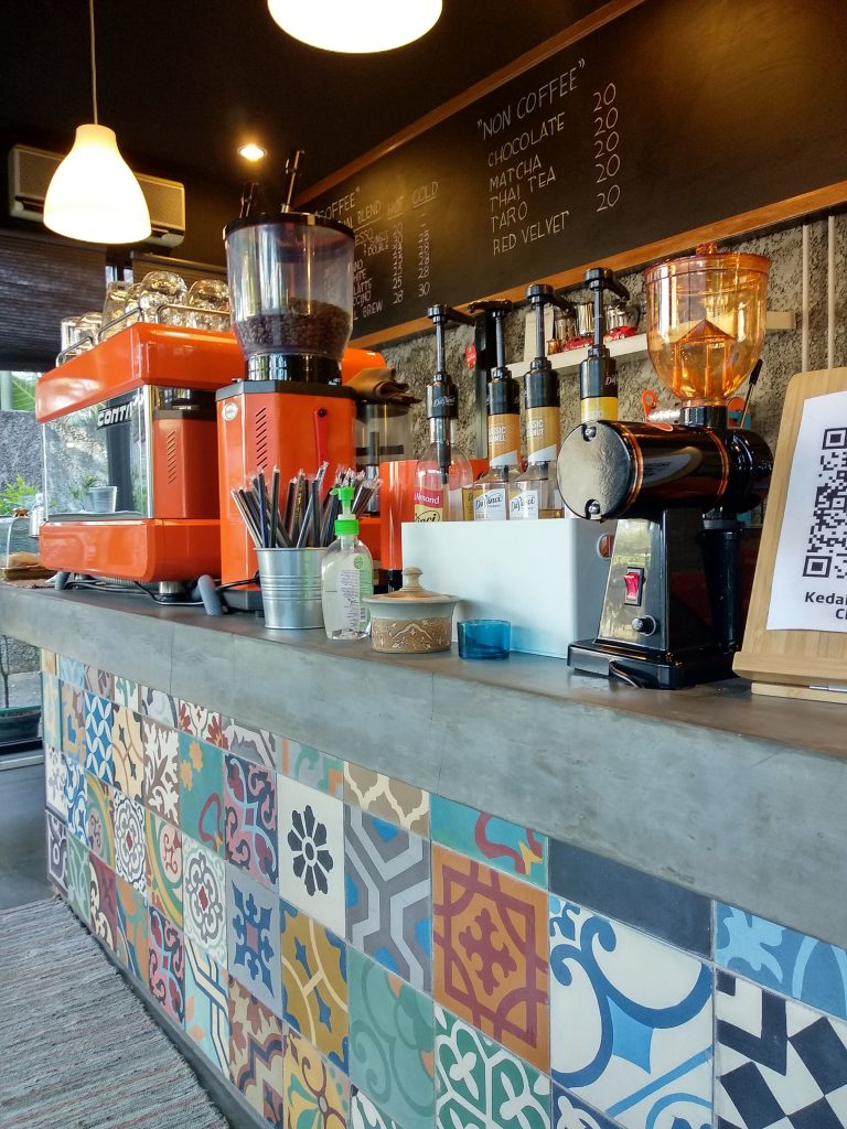 Menikmati Kopi Buatan Barista Wanita Paruh Baya di Kedai Kopi F/5