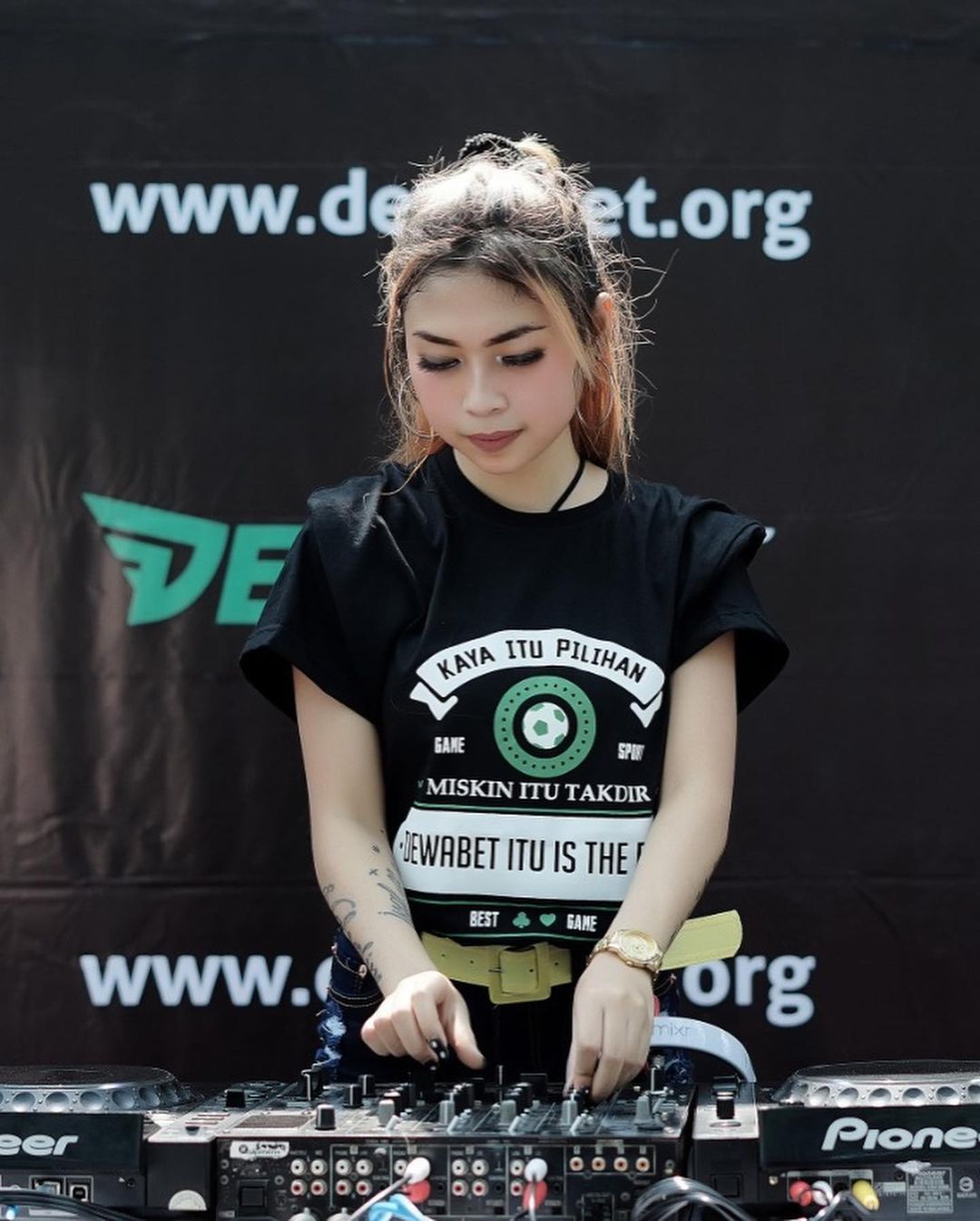 DJ Queen Carolline DJ Queen Carolline