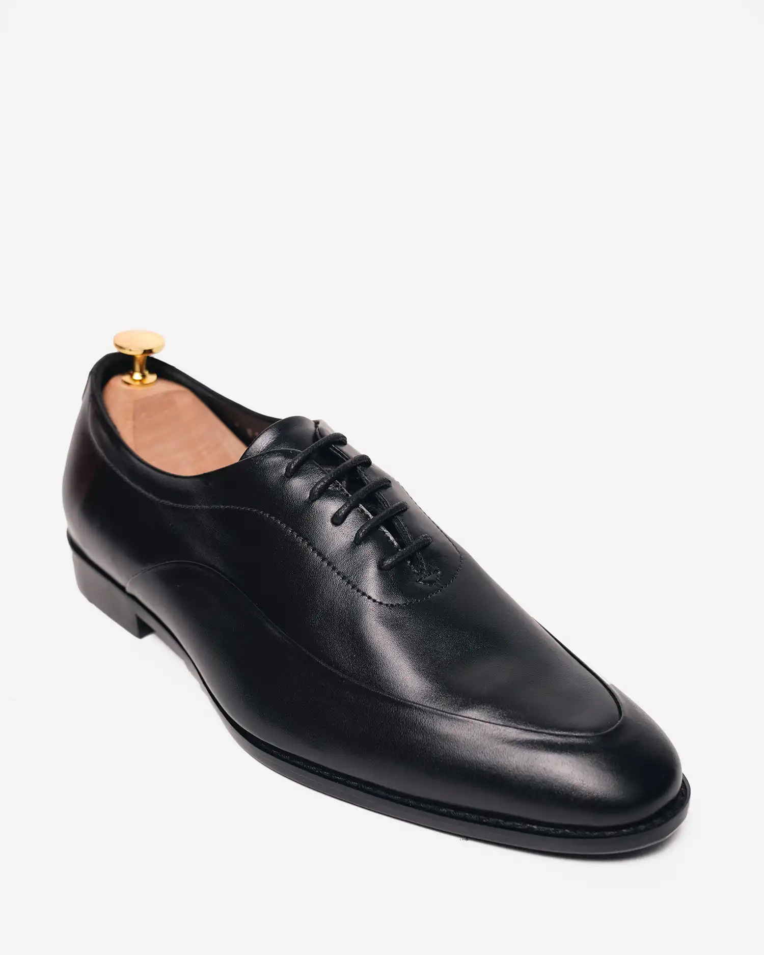 Tampil Profesional dengan 5 Sepatu Formal Lokal Pria Ini