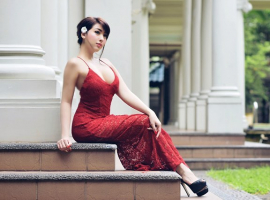 Profile Model Angela Lorenza, Model Sexy Yang Hobi Pose Menantang