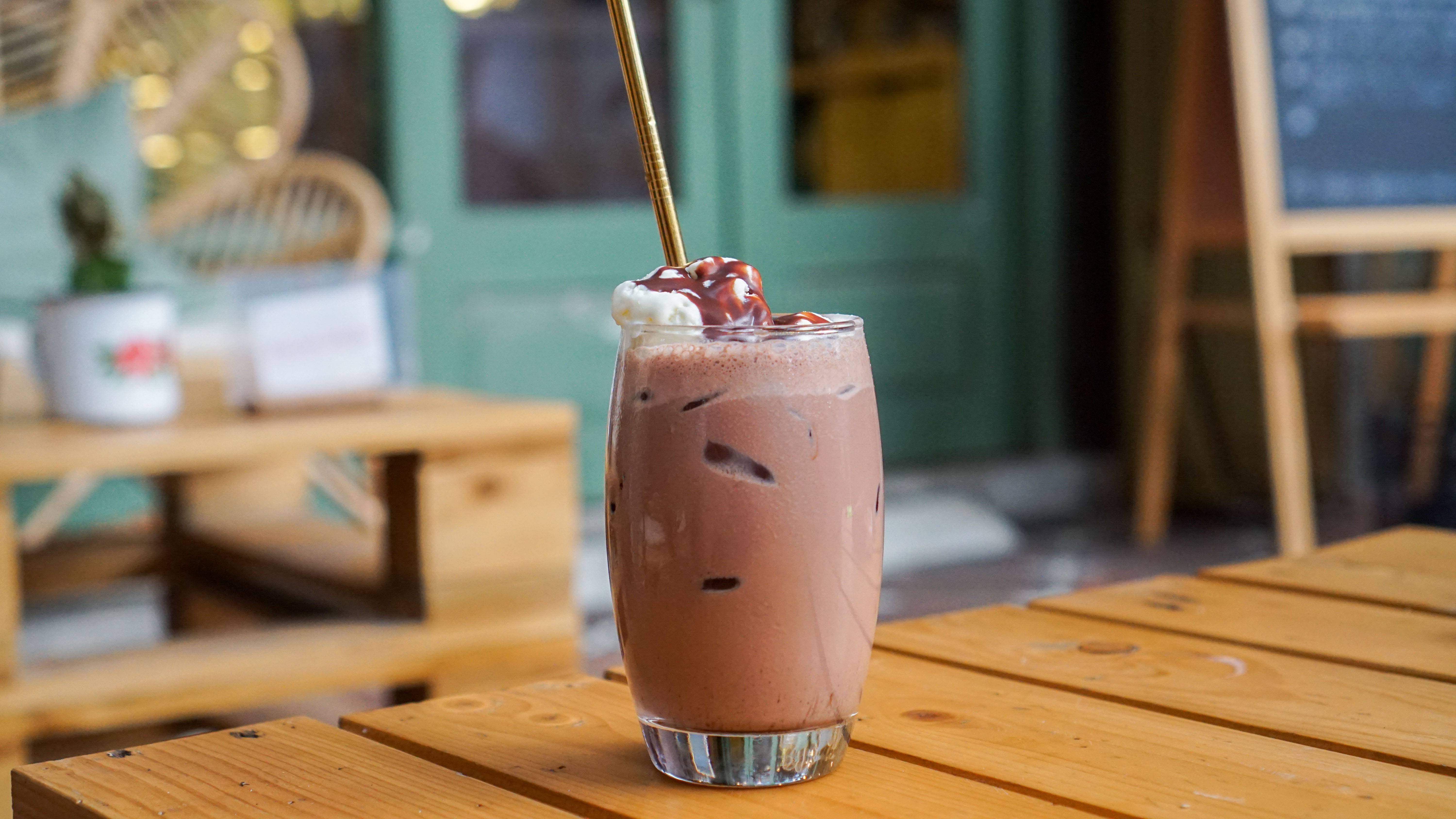 Dear Lucy Cafe Legian, Berburu Foto Instagramable di Dog Cafe