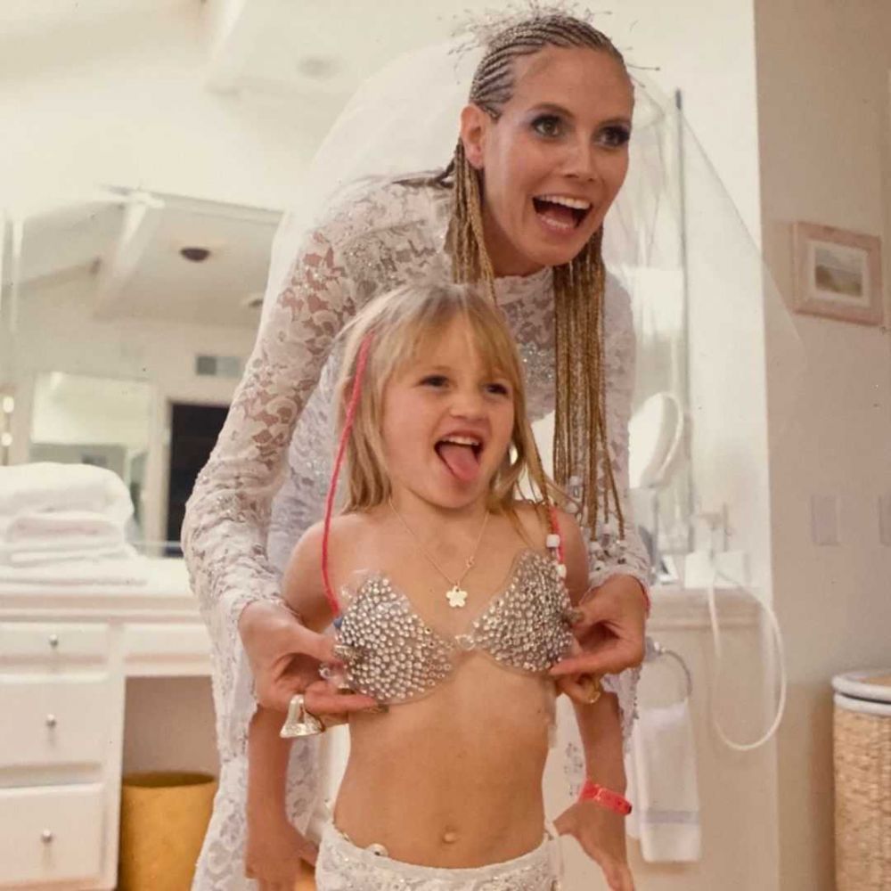 Keibuan, Ini 9 Potret Model Victoria's Secret Saat Momong Anak