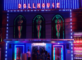 Menikmati Nightlife Angeles City di Dollhouse Girly Bar