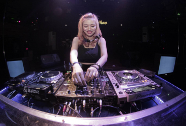Female DJ Cantik Asal Makassar Dhian Dhee