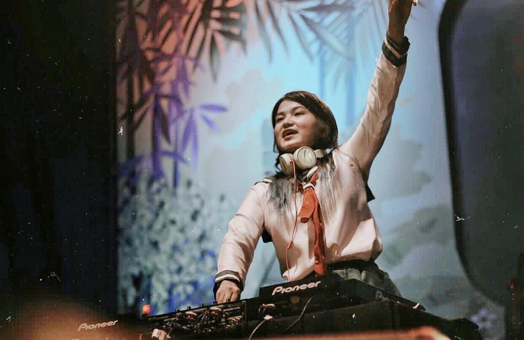 Profil Davega, DJ yang Gemar Pakai Baju Seragam Sekolah
