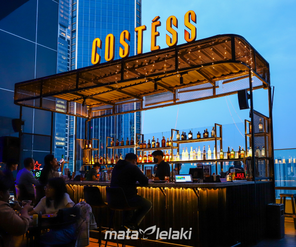 Costess Cafe & Bar: Menikmati Kota Jakarta dari Ketinggian