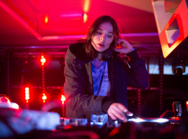 Profile DJ Nina Kraviz, DJ Sekaligus Dokter Gigi Berbakat