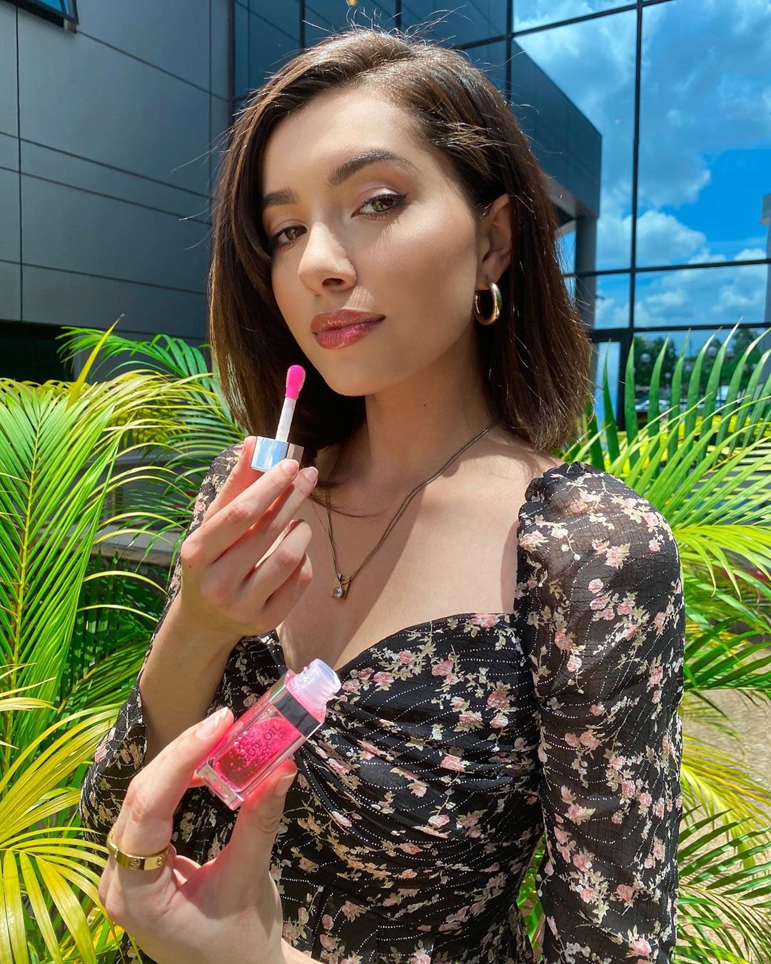 Amelia Thripura Henderson, Model Jenius yang Dikritik di Negaranya