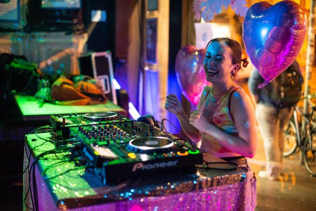 Sisi Lain Kehidupan DJ Dunia Malam: Cercaan Hingga Pujian