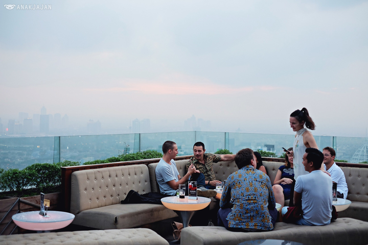 10 Rooftop Bar di Jakarta yang Instagramable