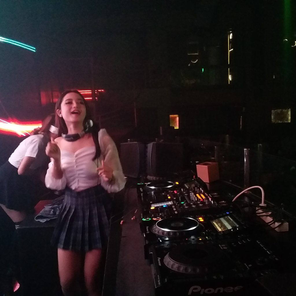 DJ Sarah Haeyo, Female DJ Berparas Cantik