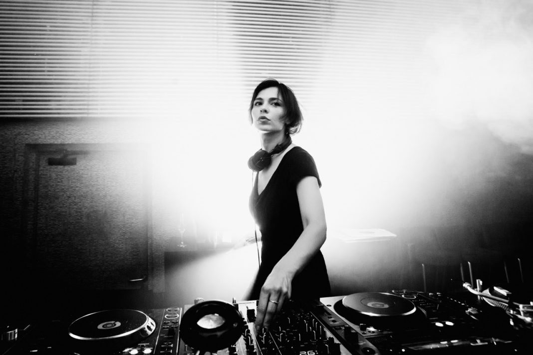 Profile DJ Nina Kraviz, DJ Sekaligus Dokter Gigi Berbakat
