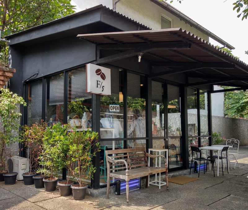 Menikmati Kopi Buatan Barista Wanita Paruh Baya di Kedai Kopi F/5