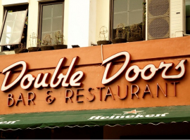 Menikmati Malam Hari Ala Ekspat di Double Doors Resto & Bar